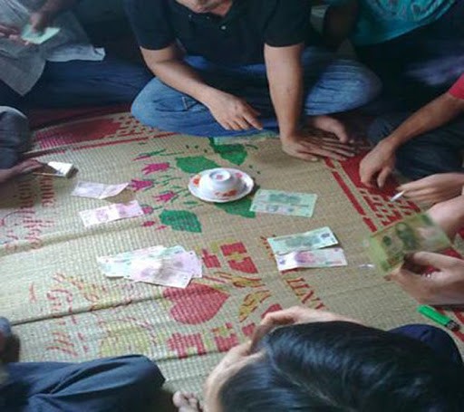 Bắt năm đối tượng đánh bạc bằng hình thức xóc đĩa ăn tiền