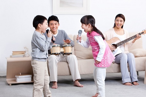 Kết quả hình ảnh cho Chơi đùa với trẻ