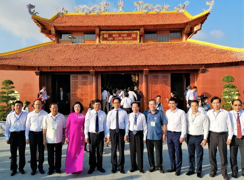 Lãnh đạo TW và lãnh đạo các tỉnh ĐBSCL chụp ảnh lưu niệm tại Đền thờ Lạc Long Quân