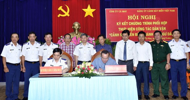 Tỉnh ủy Cà Mau ký kết Chương trình phối hợp “Cảnh sát biển đồng hành với ngư dân”