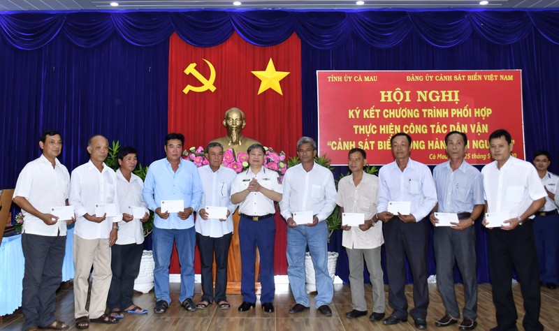 Tỉnh ủy Cà Mau ký kết Chương trình phối hợp “Cảnh sát biển đồng hành với ngư dân”