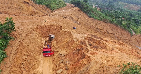 Mưa lớn kéo dài, đồi núi tiếp tục sạt lở, chia cắt nhiều tuyến đường ở Quảng Ngãi