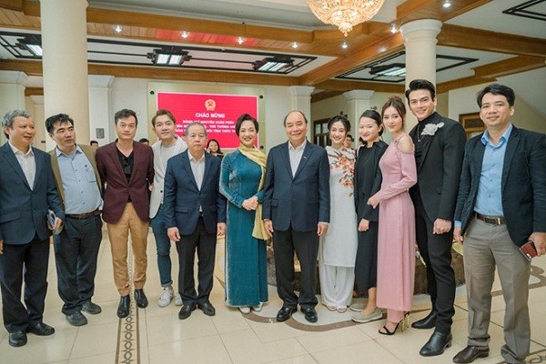 Dan Sao Gai Gia Lắm Chieu 3 Trở Lại Huế Sau Khi đạt Kỷ Lục Phong Ve