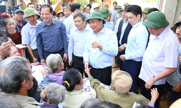 Thủ tướng Nguyễn Xuân Phúc trực tiếp đến thăm hỏi, động viên bà con vùng lũ Quảng Bình