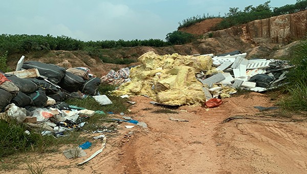Hàng tấn rác thải độc hại tại khu công nghiệp xả trực tiếp ra môi trường