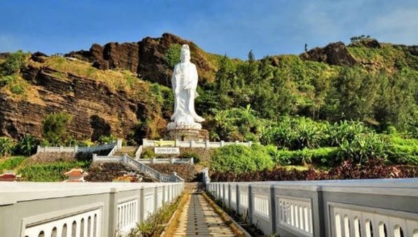 Chùa Đá trời sinh trên đảo Lý Sơn 