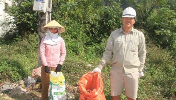 Bỏ ngoài tai đàm tiếu, vợ chồng trẻ “rỗi hơi” tự nguyện đi nhặt rác