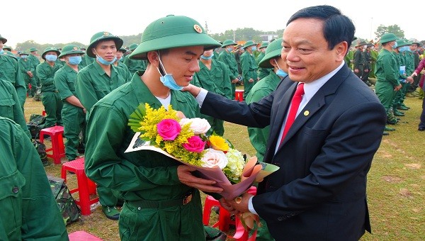 Tân binh ở Quảng Trị đeo khẩu trang, đo thân nhiệt trước khi lên đường nhập ngũ