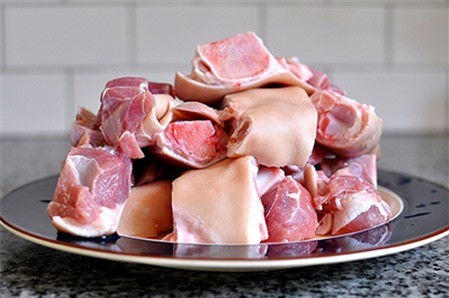 Kết quả hình ảnh cho chân giò rửa sạch chặt miếng