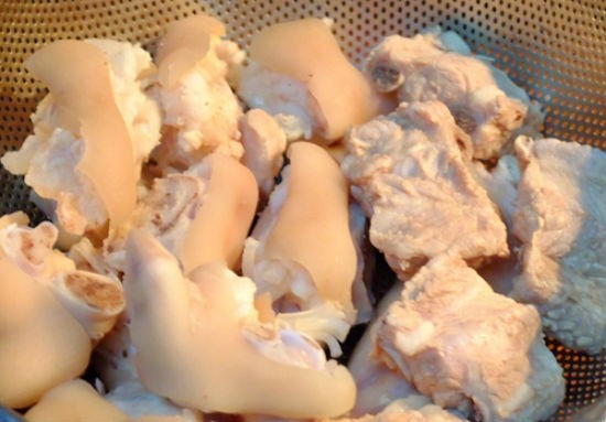 Kết quả hình ảnh cho chân giò rửa sạch chặt miếng