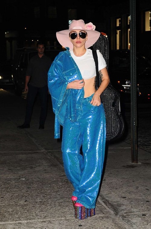 Lady Gaga và những trang phục ‘nóng’ nhất tuần qua ảnh 1
