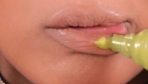 Kết quả hình ảnh cho Bôi wasabi lên môi