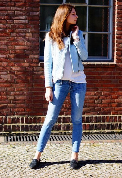Kết quả hình ảnh cho Mặc quần jeans với áo khoác nhẹ sao Châu Âu
