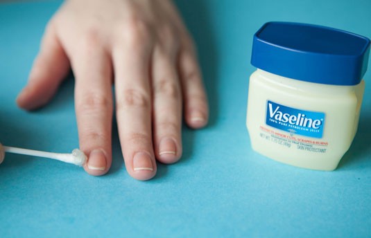 Kết quả hình ảnh cho Bôi chút vaseline phần da quanh móng tay để không bị lem khi sơn móng
