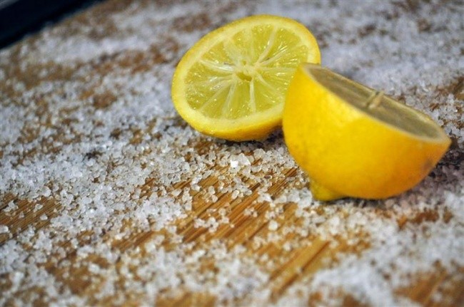 Kết quả hình ảnh cho Làm sạch thớt gỗ bằng muối và chanh