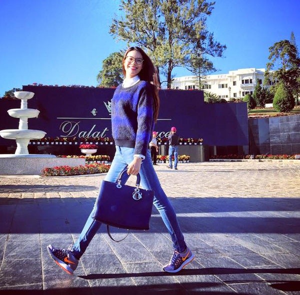 Street style trẻ trung, thanh lịch của Phạm Hương