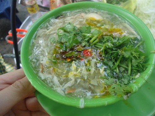 nam-quan-an-lau-doi-cho-bua-xe-chieu-o-quan-1