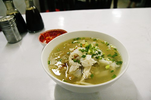 nam-quan-an-lau-doi-cho-bua-xe-chieu-o-quan-1-2