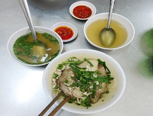 nam-quan-an-lau-doi-cho-bua-xe-chieu-o-quan-1-3