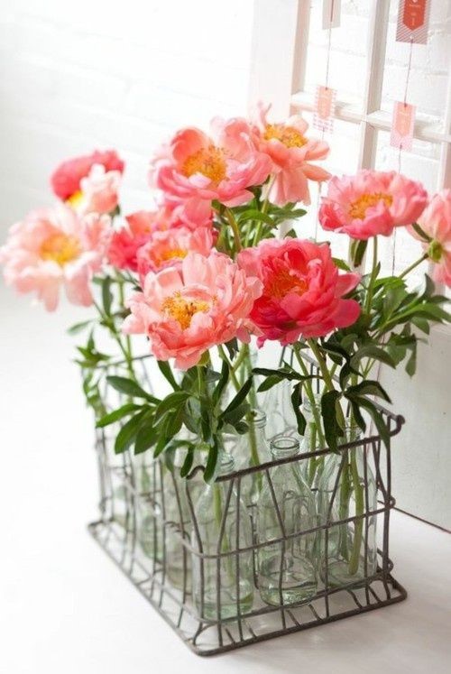 Xếp các lọ thủy tinh trong một chiếc giỏ, bạn đã có ngay chậu cắm hoa tươi tiện dụng và đơn giản.