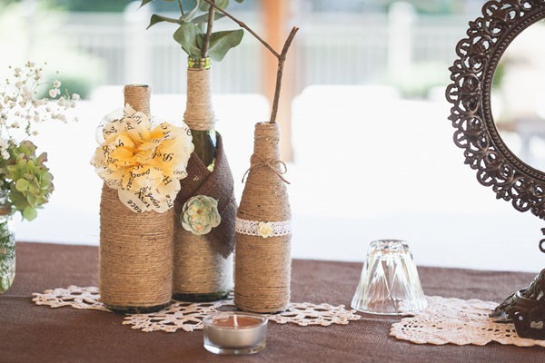 Bằng cách quấn dây thừng và ren kín thân, bạn đã có ngay những chiếc lọ trang trí mang phong cách vintage.