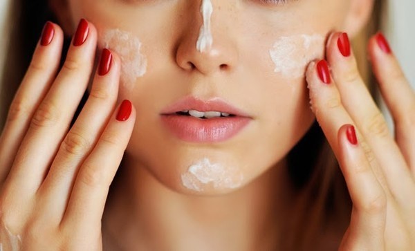 Kết quả hình ảnh cho Dùng kem dưỡng ẩm