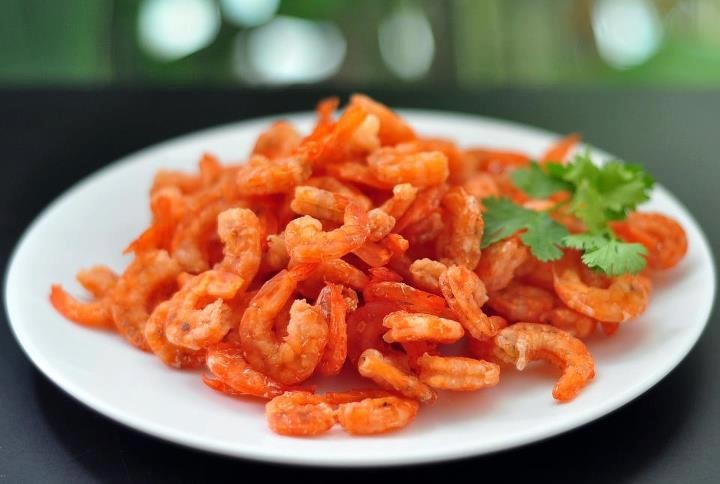 Kết quả hình ảnh cho phân biệt tôm khô tự nhiên và tôm khô hóa chất