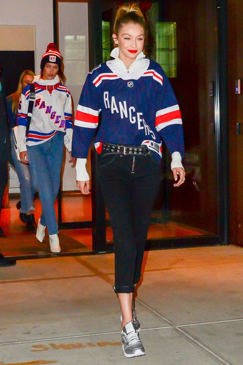 Tu do toan quan jeans lung sanh dieu cua Gigi Hadid hinh anh 3