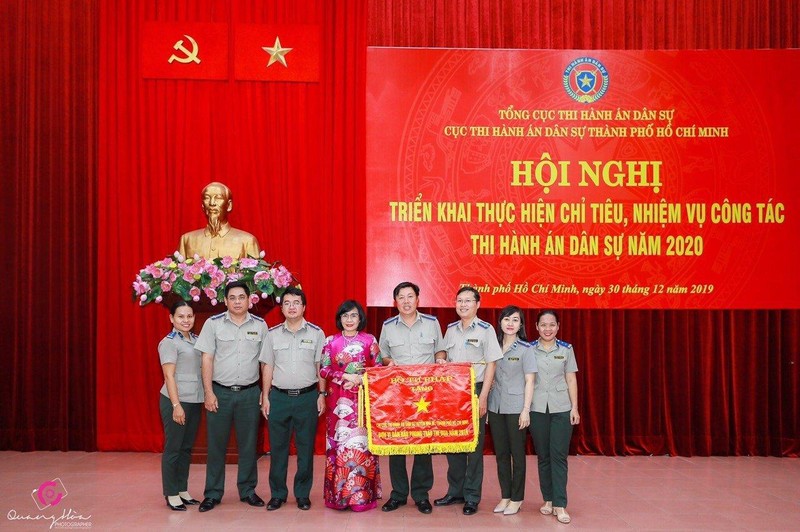 Thứ trưởng Đặng Hoàng Oanh trao Cờ thi đua ngành Tư pháp cho Chi cục THADS Nhà Bè