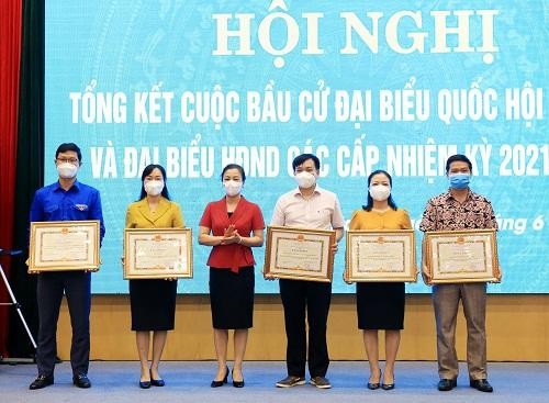 Đ/c Lê Thị Thu Hồng, Phó Bí thư Thường trực Tỉnh ủy, Trưởng Đoàn đại biểu Quốc hội tỉnh Bắc Giang trao Bằng khen của Chủ tịch UBND tỉnh cho các tập thể có thành tích xuất sắc trong cuộc bầu cử.