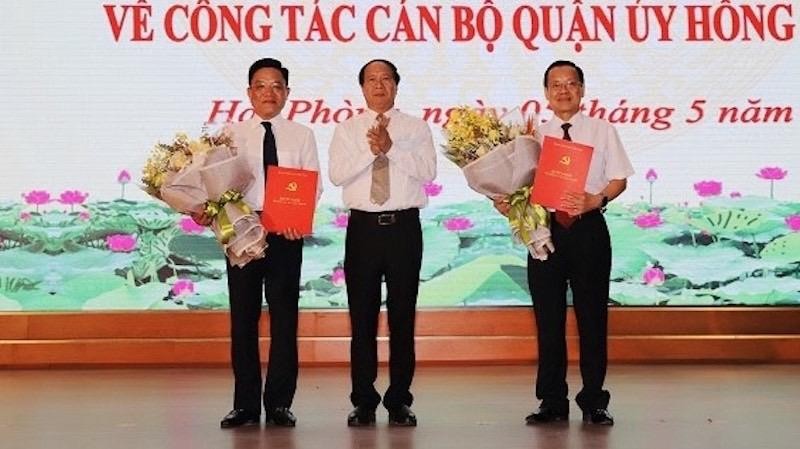 Bí thư Thành ủy, Chủ tịch HĐND TP Lê Văn Thành trao quyết định và tặng hoa chúc mừng các đồng chí Đoàn Văn Chương và Trần Quang Tuấn.