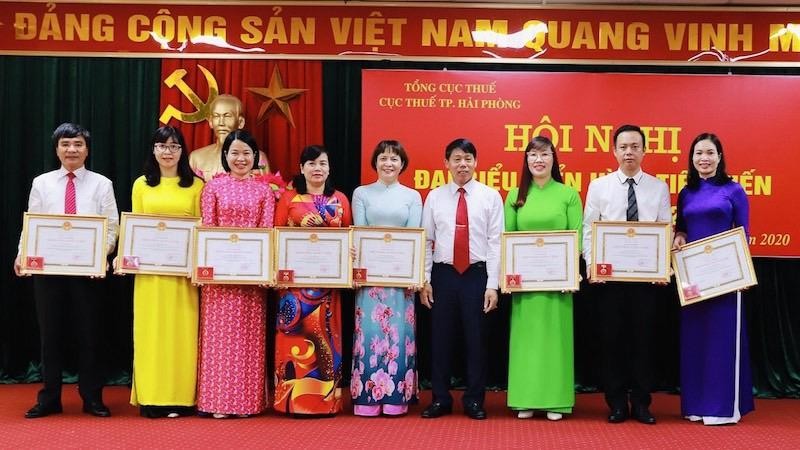 Cục trưởng Cục Thuế Hà Văn Trường trao tặng danh hiệu “Chiến sĩ thi đua ngành Tài chính” cho các cá nhân