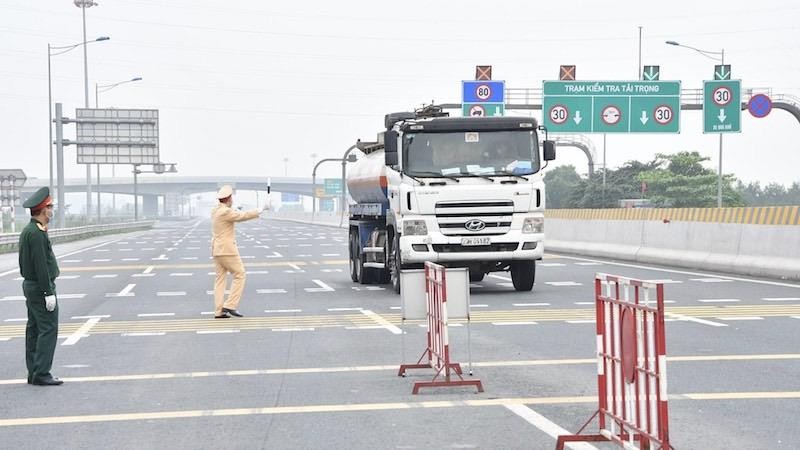Các chốt có nhiệm vụ kiểm tra y tế chặt chẽ đối với người và phương tiện ra, vào TP.