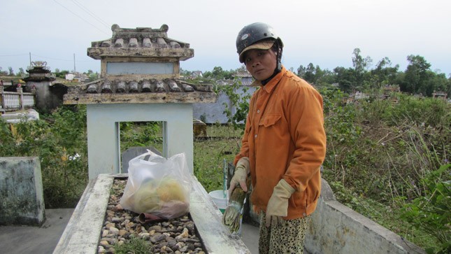 Những người làm nghề tảo mộ thuê tại nghĩa trang Gò Cà