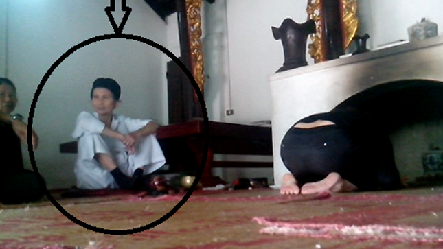 “Cụ "Tám Giời” ngồi trong điện.