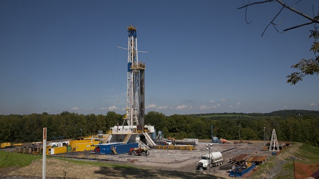 Fracking đang được thực hiện tại một giếng khai thác khí gas thiên nhiên