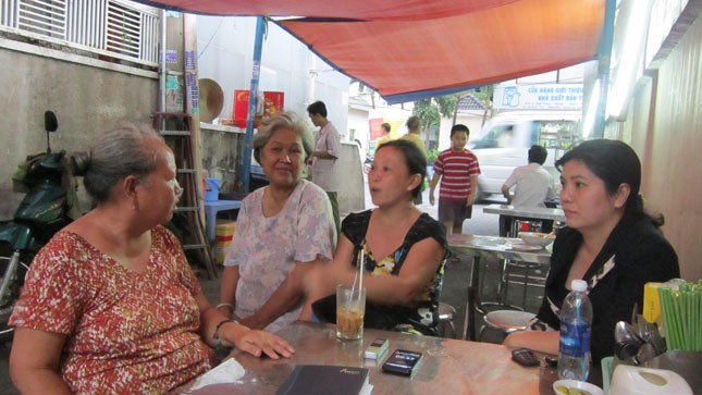 Nhiều hàng xóm tập trung ủng hộ những đứa con của “người đâm đơn tố cáo”.