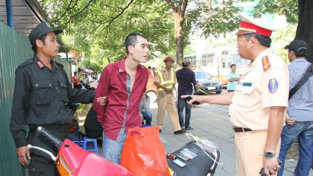 Kiến trúc sư buôn ma túy lao vào nhà nghỉ trốn cảnh sát