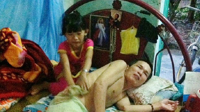 Bé Linh từ 6 tuổi đã biết lo cơm nước, tắm rửa cho bố