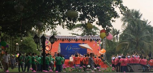Hàng trăm nhân viên kinh doanh của hệ thống siêu thị dự án bất động sản STDA xếp hàng hát "Cen ca"
