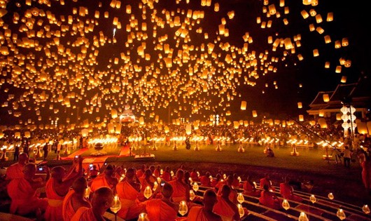 Khung cảnh thả đèn trời trong lễ hội ánh sáng.