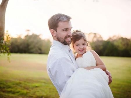 Cảm động bé 4 tuổi tái hiện ảnh cưới của mẹ đã qua đời