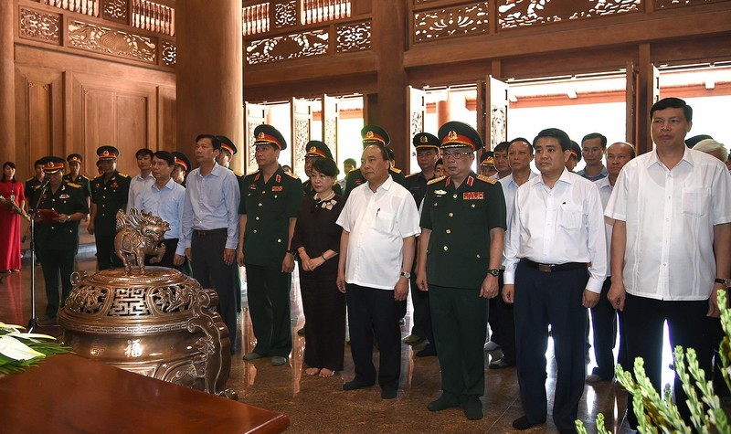 Thủ tướng và Phu nhân cùng đoàn công tác dâng hương tưởng nhớ Chủ tịch Hồ Chí Minh tại Nhà Tưởng niệm Bác Hồ tại Khu Di tích K9. Ảnh: VGP/Quang Hiếu