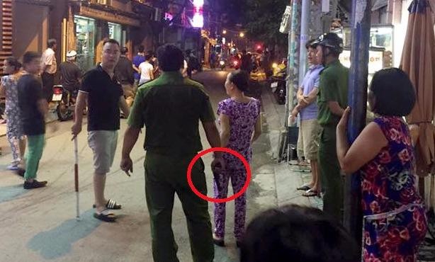 Cảnh sát cầm súng, một số khác cầm gậy để đối phó với người đàn ông có hung khí. Ảnh:Thiên Minh.