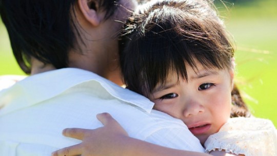 Bước ra từ khách sạn, bố lặng người trước tiếng gọi của con gái 4 tuổi