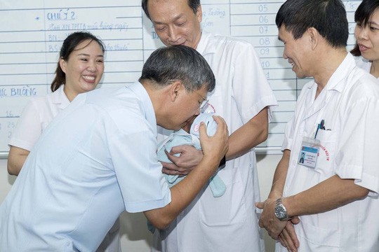 Viện trưởng đặt tên, kêu gọi mẹ đến nhận bé trai bị bỏ rơi - Ảnh 5. Viện trưởng đặt tên, kêu gọi mẹ đến nhận bé trai bị bỏ rơi - Ảnh 5.