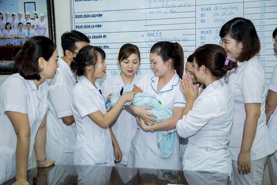 Viện trưởng đặt tên, kêu gọi mẹ đến nhận bé trai bị bỏ rơi - Ảnh 3. Viện trưởng đặt tên, kêu gọi mẹ đến nhận bé trai bị bỏ rơi - Ảnh 3.