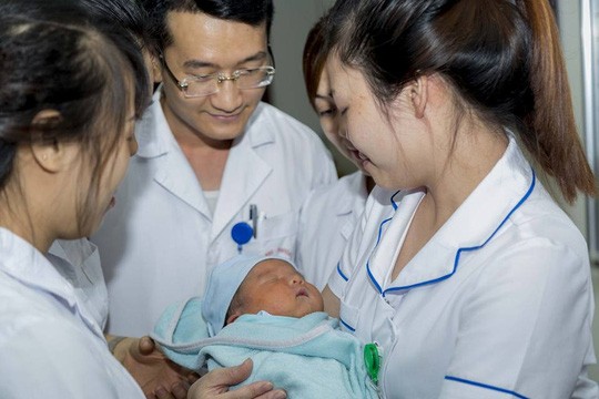 Viện trưởng đặt tên, kêu gọi mẹ đến nhận bé trai bị bỏ rơi - Ảnh 2. Viện trưởng đặt tên, kêu gọi mẹ đến nhận bé trai bị bỏ rơi - Ảnh 2.