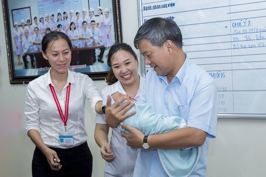 Viện trưởng đặt tên, kêu gọi mẹ đến nhận bé trai bị bỏ rơi - Ảnh 1. Viện trưởng đặt tên, kêu gọi mẹ đến nhận bé trai bị bỏ rơi - Ảnh 1.