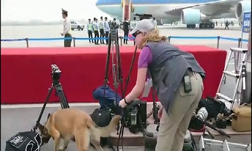 An ninh sân bay thắt chặt tiễn tổng thống Trump